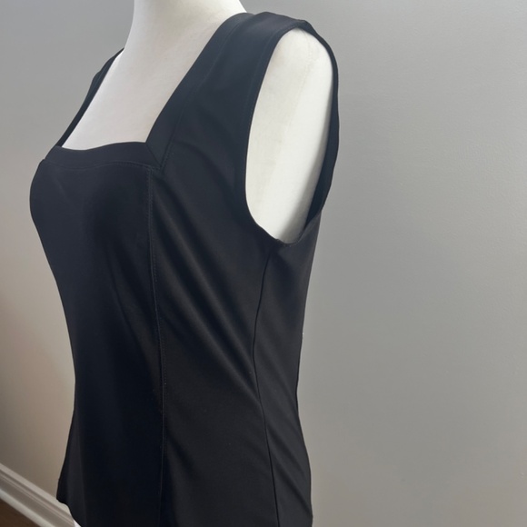 Black shell with becoming neckline - Picture 2 of 4